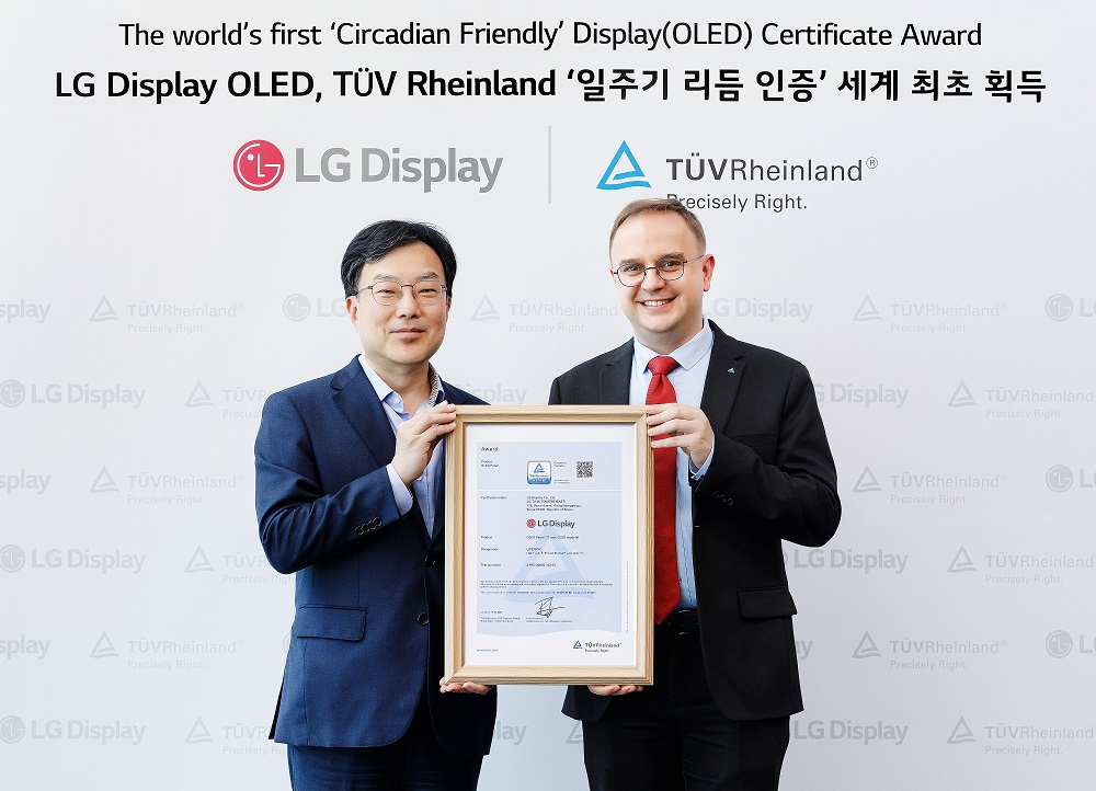 티유브이 라인란드 전자제품 인증 부문 글로벌 최고 책임자 프랭크 홀즈만이 윤수영(왼쪽) LG디스플레이 최고기술책임자(CTO) 부사장에게 인증서를 수여하고 있다.[LG디스플레이 제공]
