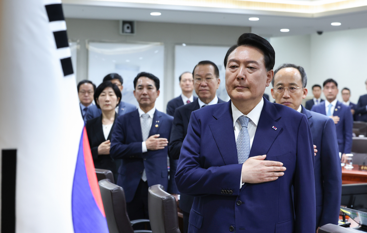 윤석열 대통령이 27일 서울 용산 대통령실 청사에서 열린 국무회의에서 국기에 경례하고 있다. [연합]