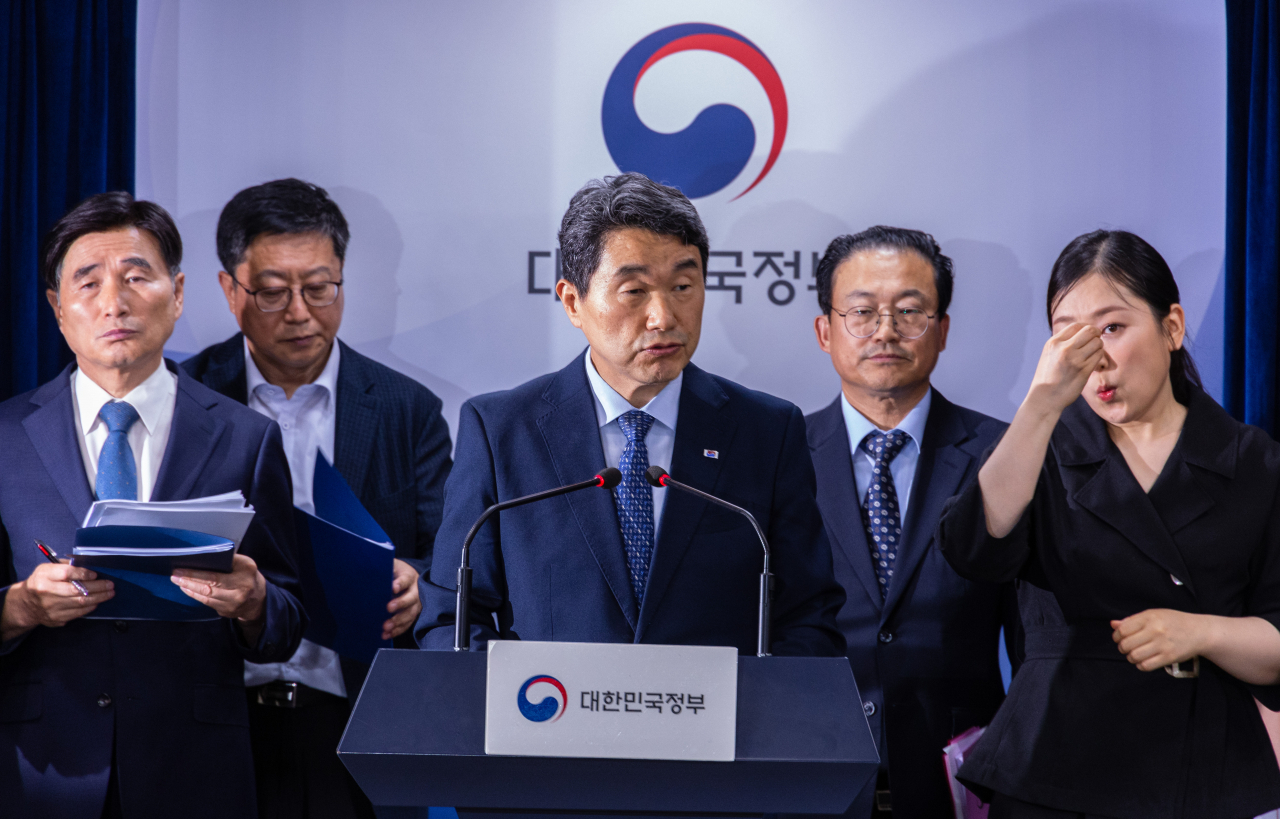 이주호 부총리 겸 교육부 장관이 26일 오후 서울 종로구 정부서울청사에서 사교육비 경감 대책과 사교육 카르텔 근절을 위한 대책과 수능 '킬러문항' 공개한 뒤 취재진 질문에 답하고 있다. [연합]