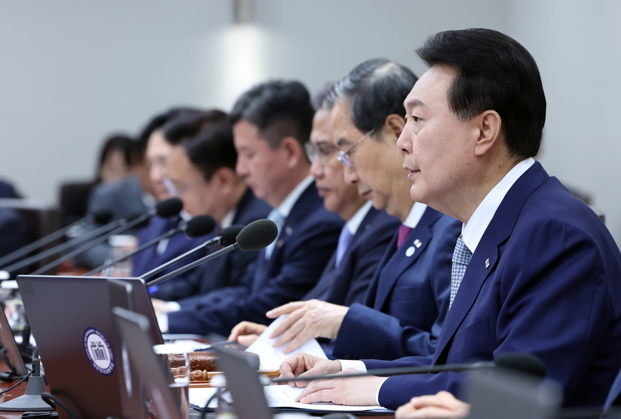 윤석열 대통령이 27일 서울 용산 대통령실 청사에서 국무회의를 주재하고 있다. [연합]