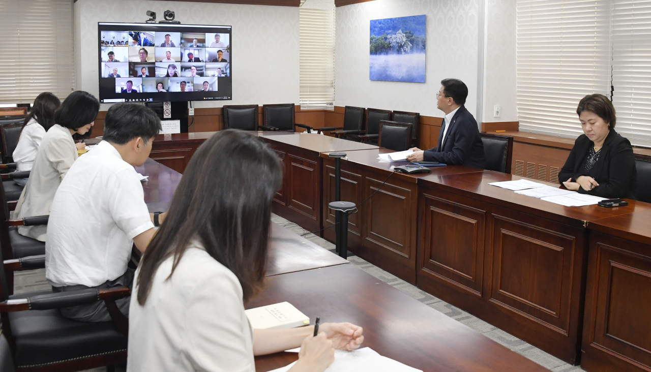 방기선 기획재정부 제1차관이 27일 서울 종로구 정부서울청사에서 열린 '국제금융기구 현안점검회의'를 주재, 모두발언을 하고 있다.[기획재정부 제공]
