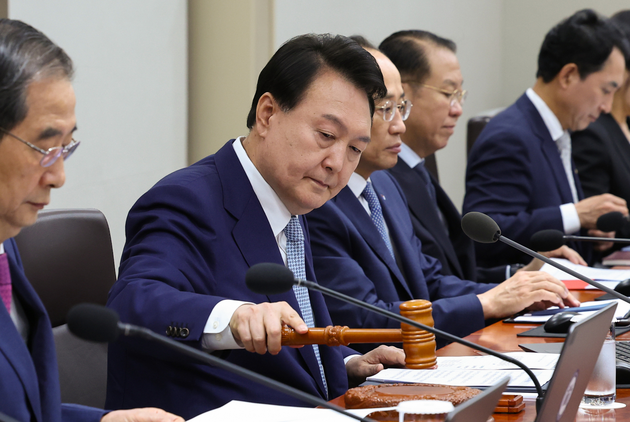 윤석열 대통령이 27일 서울 용산 대통령실 청사에서 열린 국무회의에서 개회를 선언하고 있다. [연합]