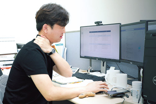 비타민D는 회전근개를 비롯한 인체의 근육과 힘줄 등 근골격계의 건강과 치유에 중요한 역할을 한다. 회전근개파열 수술환자 중 실외 근무자와 실내 근무자를 비교 분석한 결과, 실내 근무자가 비타민D 결핍 위험성이 3.2배가량 높았다.