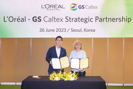허세홍(왼쪽) GS칼텍스 사장과 바바라 라베르노스 로레알 수석 부사장이 업무협약(MOU)을 체결한 뒤 기념촬영을 하고 있다.