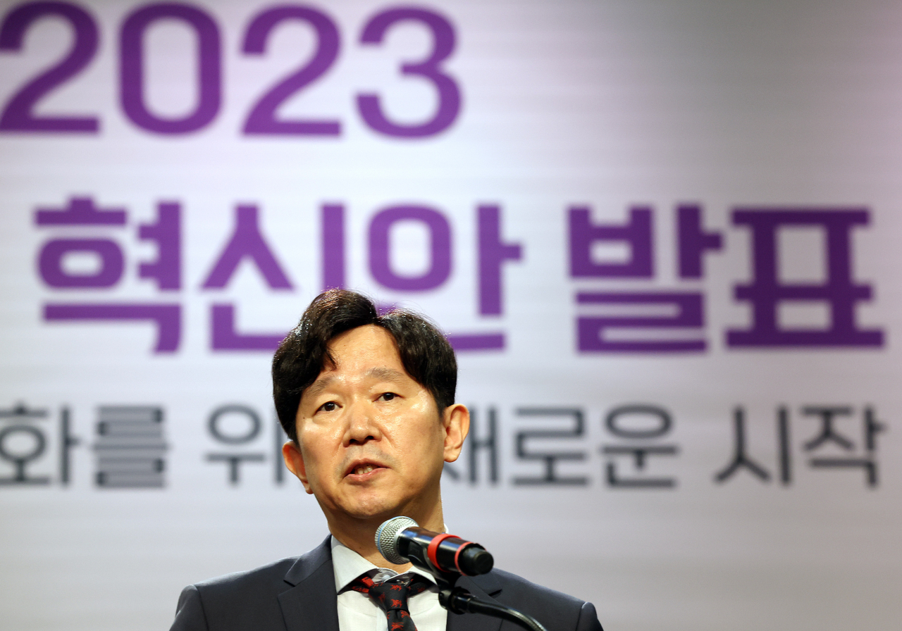 정태익 TBS 대표이사가 12일 오후 서울 마포구 TBS 라디오공개홀에서 쇄신안을 발표하고 있다. [연합]