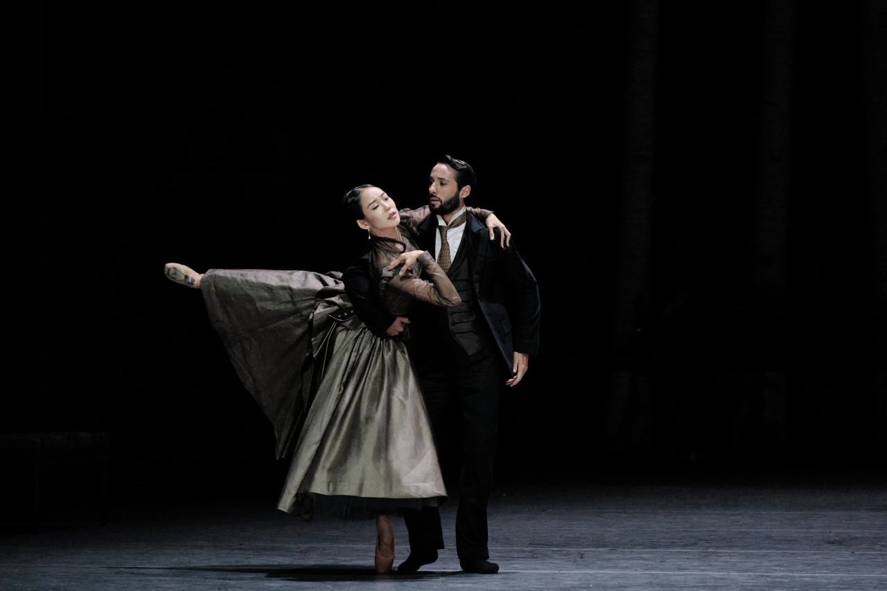 Lim Su-jung (right) performs “Anna Karenina.” (Zurich Ballet/IPAP)