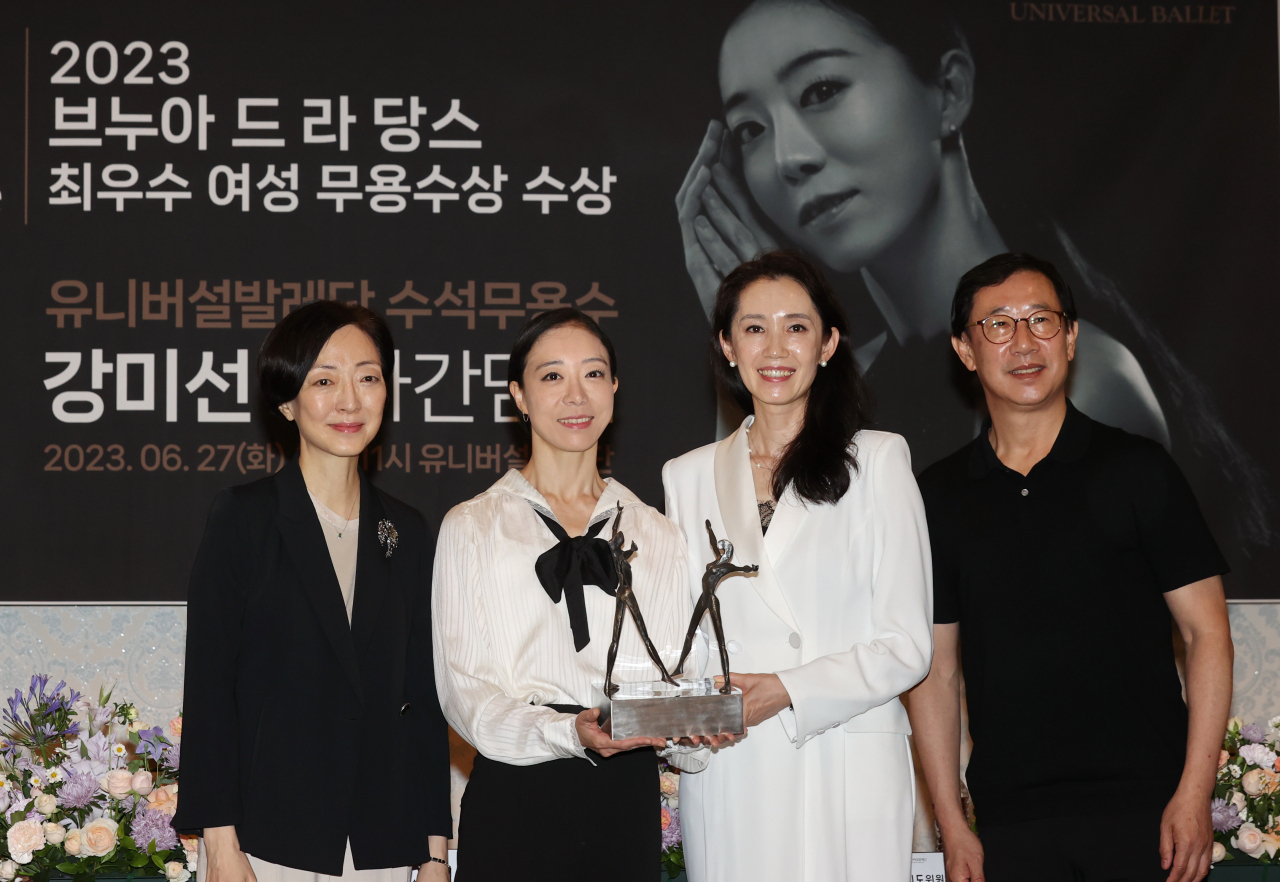 27일 오전 서울 광진구 유니버설발레단에서 열린 유니버설발레단 수석무용수 강미선 '브누아 드 라 당스' 수상 기념 기자간담회에서 문훈숙 단장(왼쪽부터), 강미선, 유지연 지도위원, 유병헌 예술감독이 기념촬영을 하고 있다. [연합]
