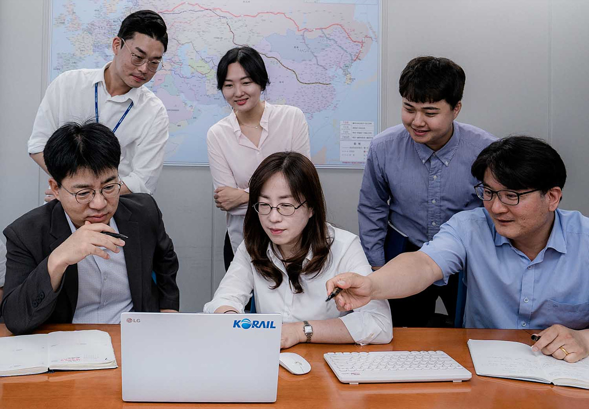 조현아 한국철도공사(코레일) 해외사업처 차장(가운데)이 국제협력처 직원들과 함께 해외철도기관 관계자들과 화상회의를 진행하고 있다. [코레일 제공]