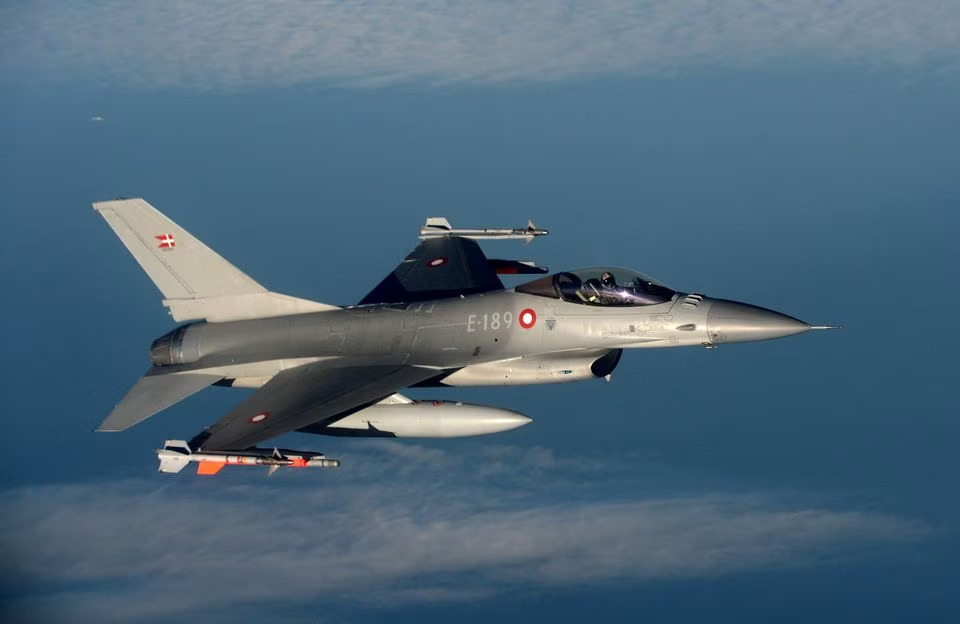 덴마크 F-16 전투기로 우크라이나 조종사들이 훈련을 시작했다. 향후 덴마크는 미국산 최신예 전투기인 F-35를 자국에 도입하고 퇴역시킨 F-16을 우크라이나에 기증할 지 여부도 고려하고 있는 것으로 알려졌다.[로이터 자료사진]