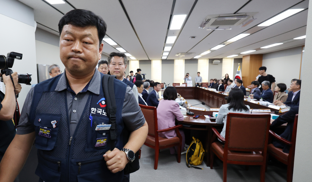 류기섭 한국노총 사무총장(왼쪽)을 비롯한 근로자위원들이 27일 오후 세종시 정부세종청사 최저임금위원회 회의실에서 열린 제8차 전원회의에서 퇴장하고 있다. 연합뉴스