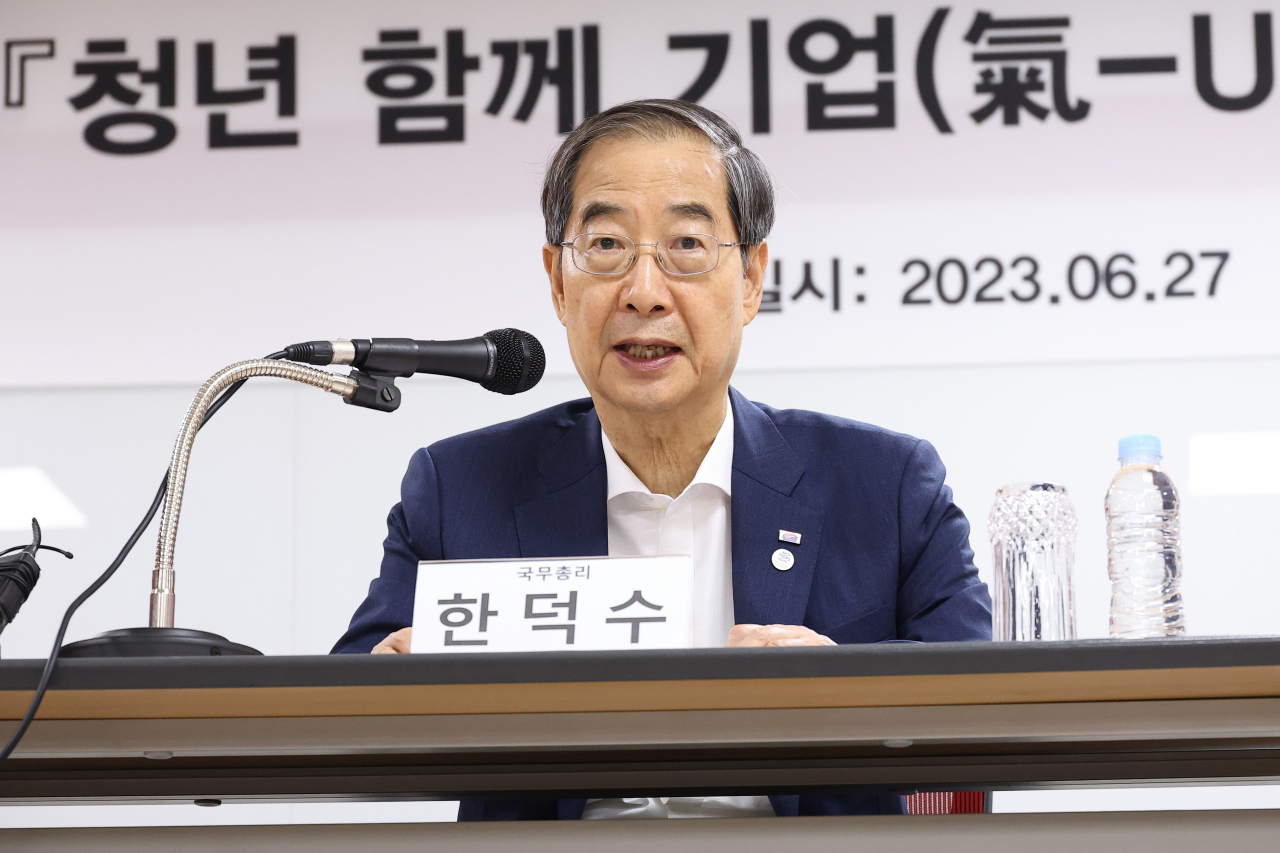 한덕수 국무총리가 27일 충남 천안 디스플레이 소재 생산 업체 덕산 네오룩스를 방문해 경영진과 청년 재직자들과 간담회를 갖고 있다. [연합]