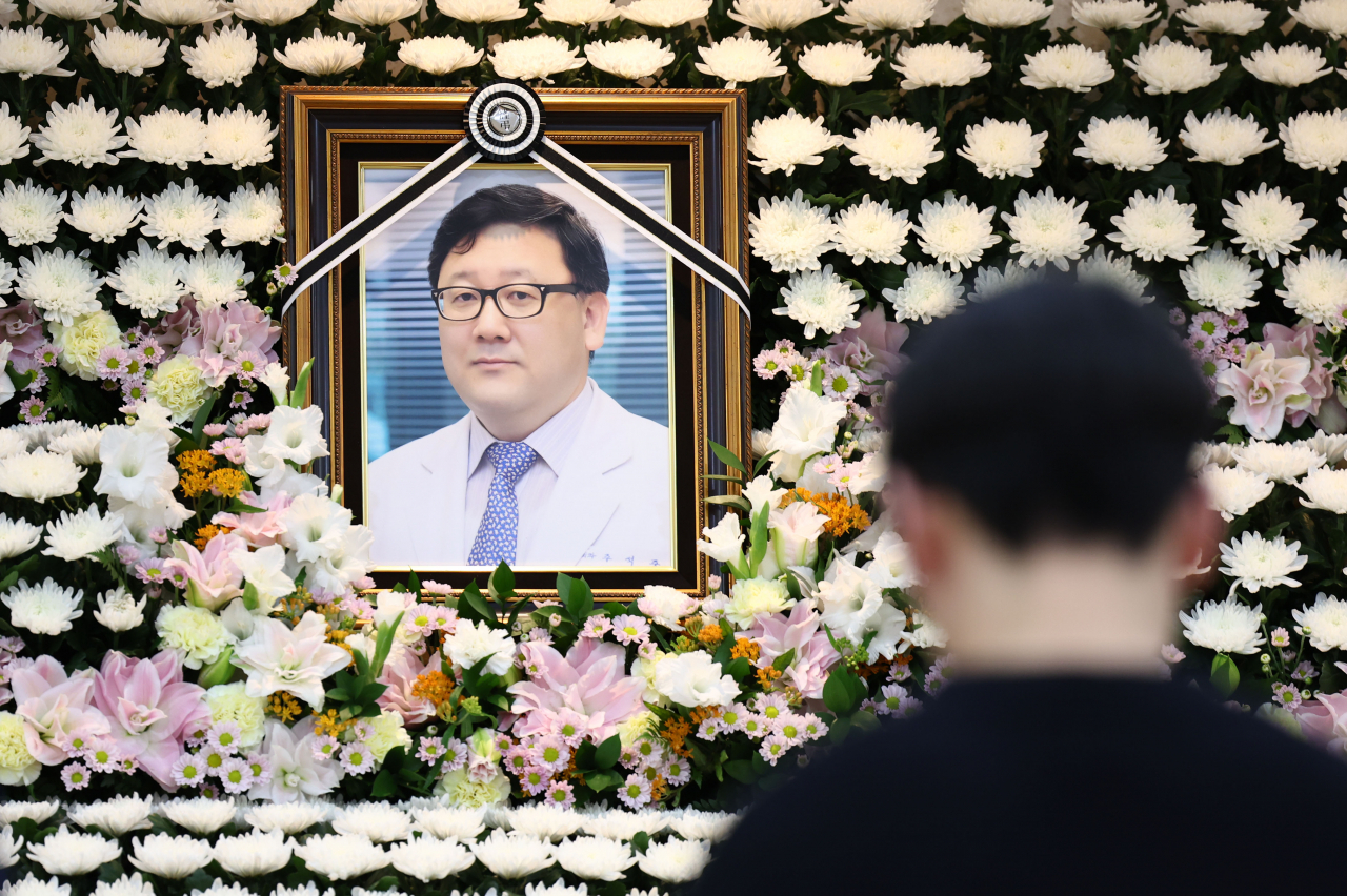 19일 송파구 서울아산병원 장례식장에 마련된 고 주석중 심장혈관흉부외과 교수 빈소에서 조문객들이 조문을 하고 있다. [연합]