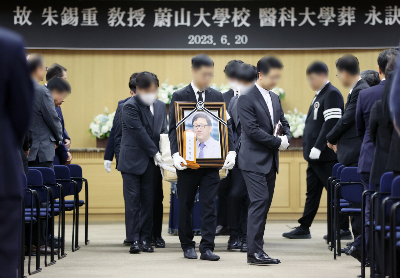 20일 오전 서울 송파구 서울아산병원 장례식장에서 고 주석중 아산병원 심장혈관흉부외과 교수의 발인이 엄수되고 있다. [연합]