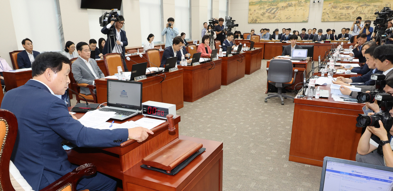 김철민 교육위원장이 27일 오후 서울 여의도 국회에서 열린 교육위원회 전체회의에서 의사봉을 두드리고 있다. [연합]