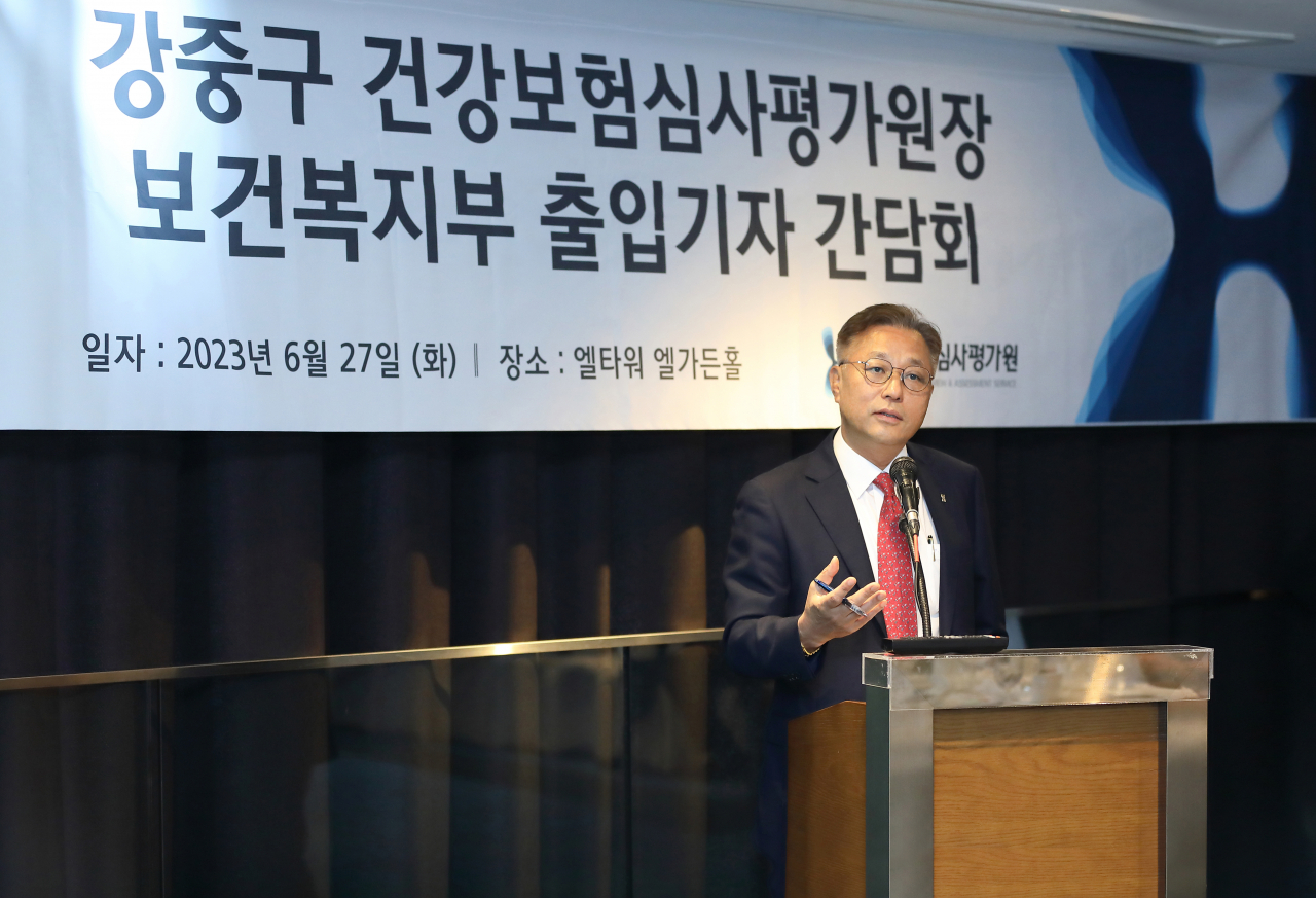 강중구 건강보험심사평가원(HIRA) 원장이 27일 서울 서초구 엘타워에서 가진 기자간담회에서 기자들의 질문에 답하고 있다.[HIRA 제공]