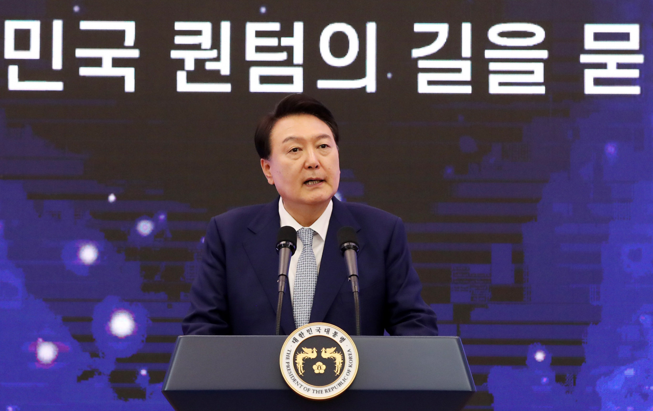 윤석열 대통령이 27일 서울 동대문디자인플라자(DDP)에서 열린 '양자과학기술 현재와 미래의 대화'에서 발언하고 있다. [연합]
