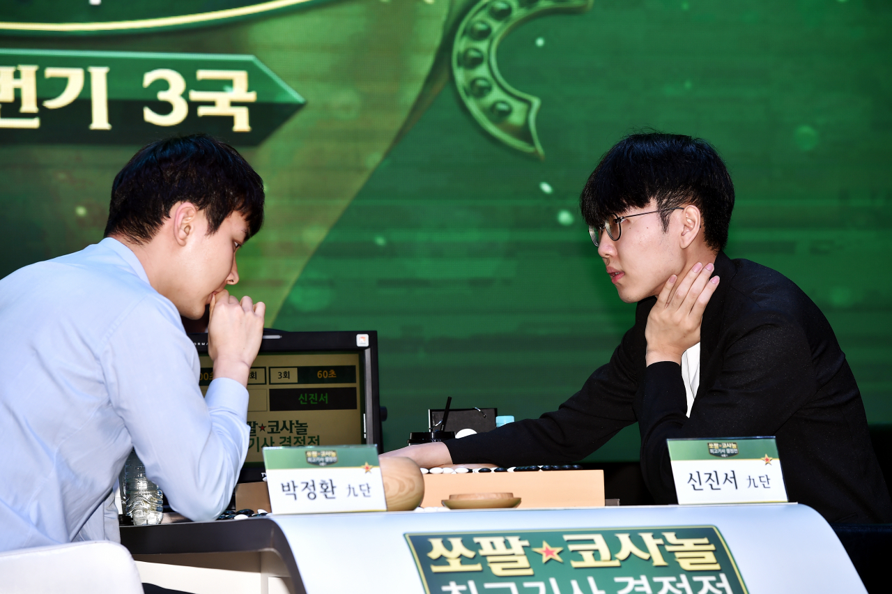 우승이 확정된 뒤 복기하고 있는 신진서(오른쪽)와 박정환. [한국기원 제공]