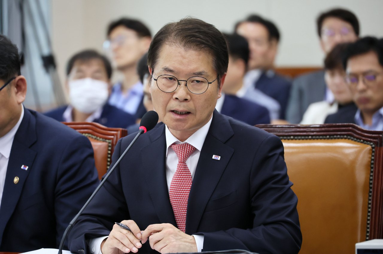 이정식 고용노동부 장관이 27일 오후 국회에서 열린 환경노동위원회 전체회의에서 의원질의에 답변하고 있다. [연합]