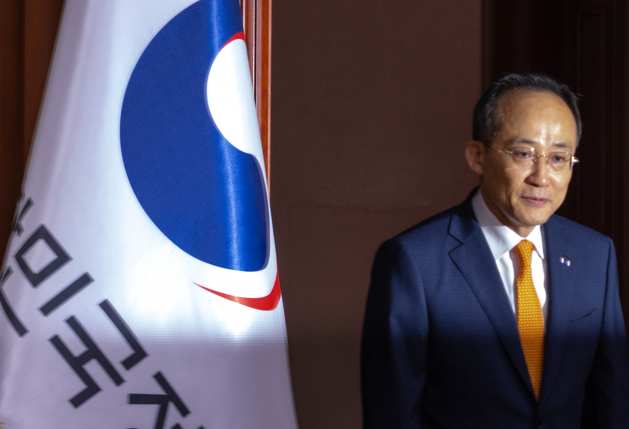 Finance Minister Choo Kyung-ho enters the emergency economic ministerial meeting at Government Complex Seoul on June 21. (Yonhap)