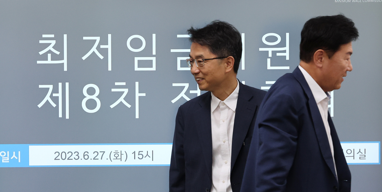 박준식 최저임금위원회 위원장이 27일 오후 세종시 정부세종청사 최저임금위원회 회의실에서 열린 제8차 전원회의에 입장하고 있다. 오른쪽은 사용자위원인 류기정 한국경영자총협회 전무. [연합]