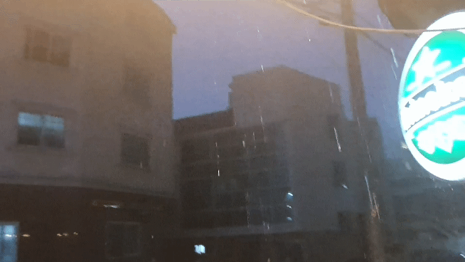 호우특보가 발효된 광주 금호지구 한 고깃집. 한참 붐빌 시간대에 손님들은 아연실색 했다. 식당 바로옆 2m도로에 번쩍이는 낙뢰가 쏟아진 것이다.서인주 기자