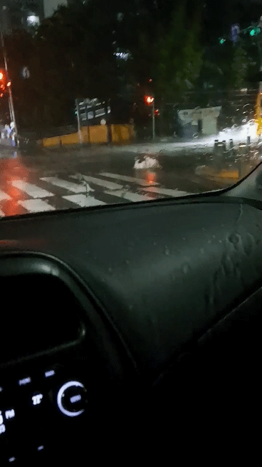 27일 폭우로 광주의 한 도로 하수도가 역류하고 있다. 가뭄을 겪던 광주전남은 이번에는 기후위기로 폭우피해를 우려하고 있다. 독자제공
