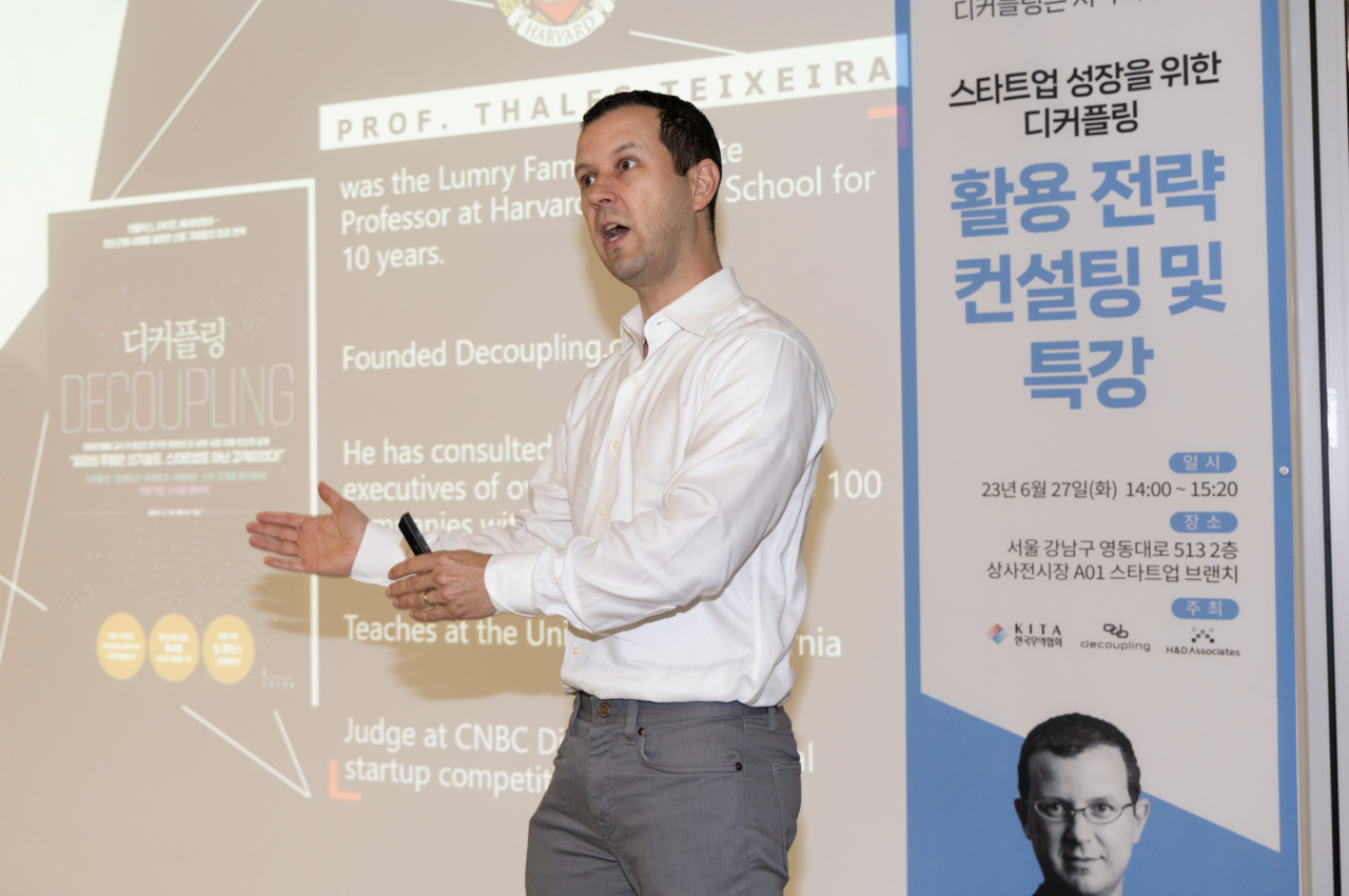 ‘스타트업 성장을 위한 디커플링 활용 전략 컨설팅 및 특강’에서 탈레스 S. 테이셰이라 교수가 강연을 하고 있다. [한국무역협회 제공]
