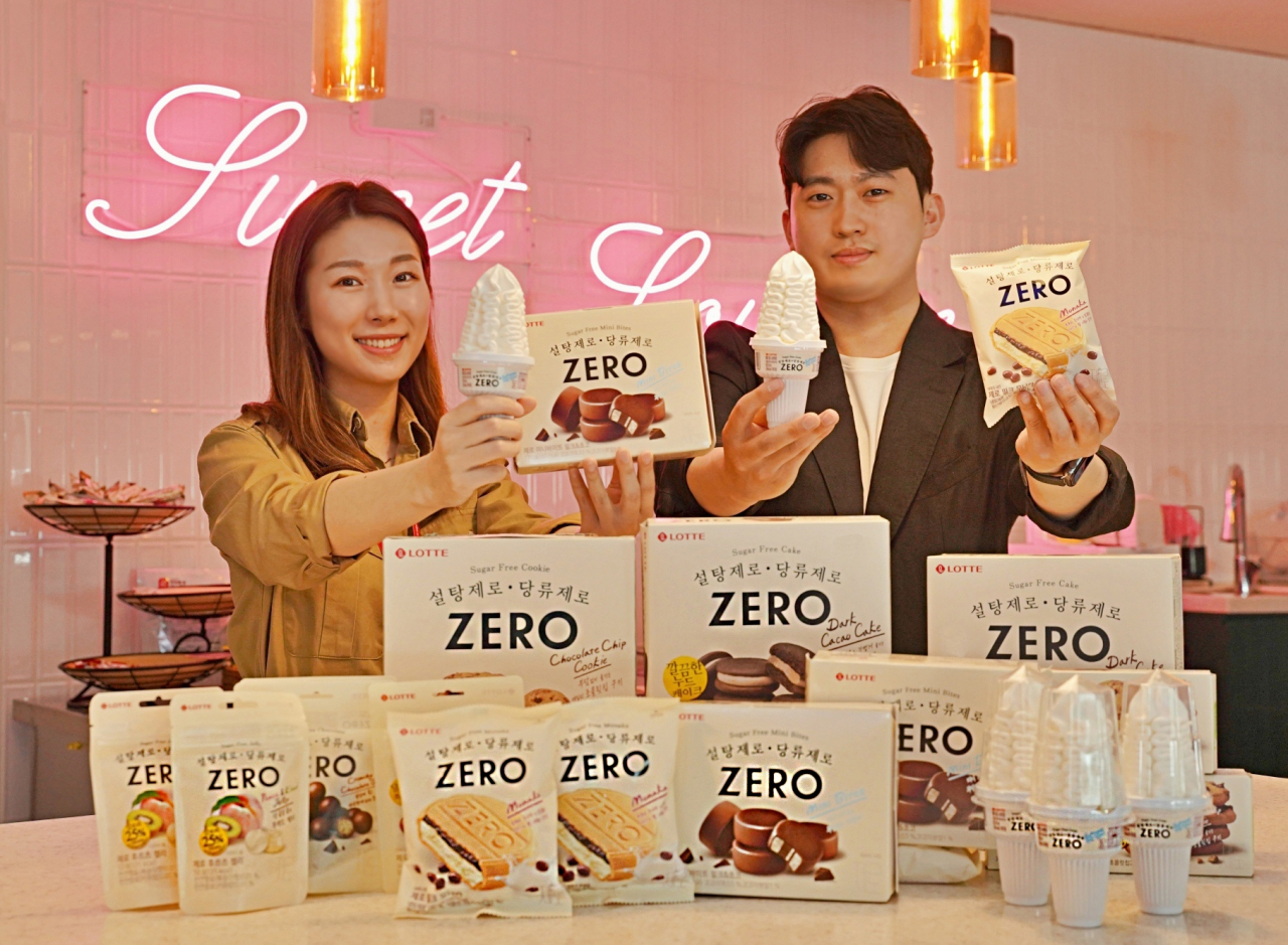 모델들이 롯데웰푸드의 무설탕 디저트 브랜드 ‘제로(ZERO)’를 소개하고 있다. [롯데웰푸드 제공]