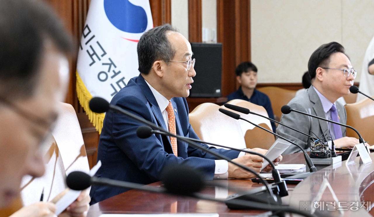 추경호 부총리 겸 기획재정부 장관이 28일 오전 서울 종로구 세종대로 정부서울청사에서 열린 비상경제장관회의 겸 수출투자대책회의에서 모두 발언을 하고 있다. 이상섭 기자