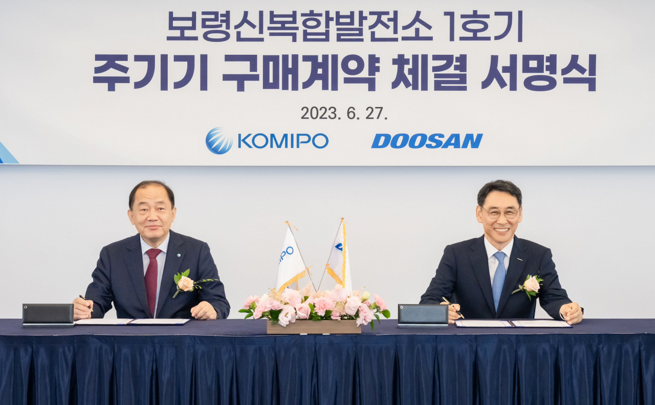 27일 서울 소공동 롯데호텔에서 열린 보령신복합발전소 주기기 계약 체결 서명식에서 정영인(오른쪽) 두산에너빌리티 사장과 김호빈 한국중부발전 사장이 기념촬영을 하고 있다. [두산에너빌리티 제공]