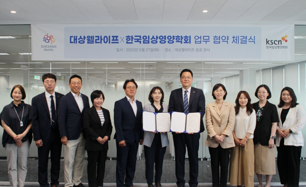 서훈교 대상웰라이프 대표이사(오른쪽)와 박유경 한국임상영양학회 회장(왼쪽) [대상웰라이프 제공]