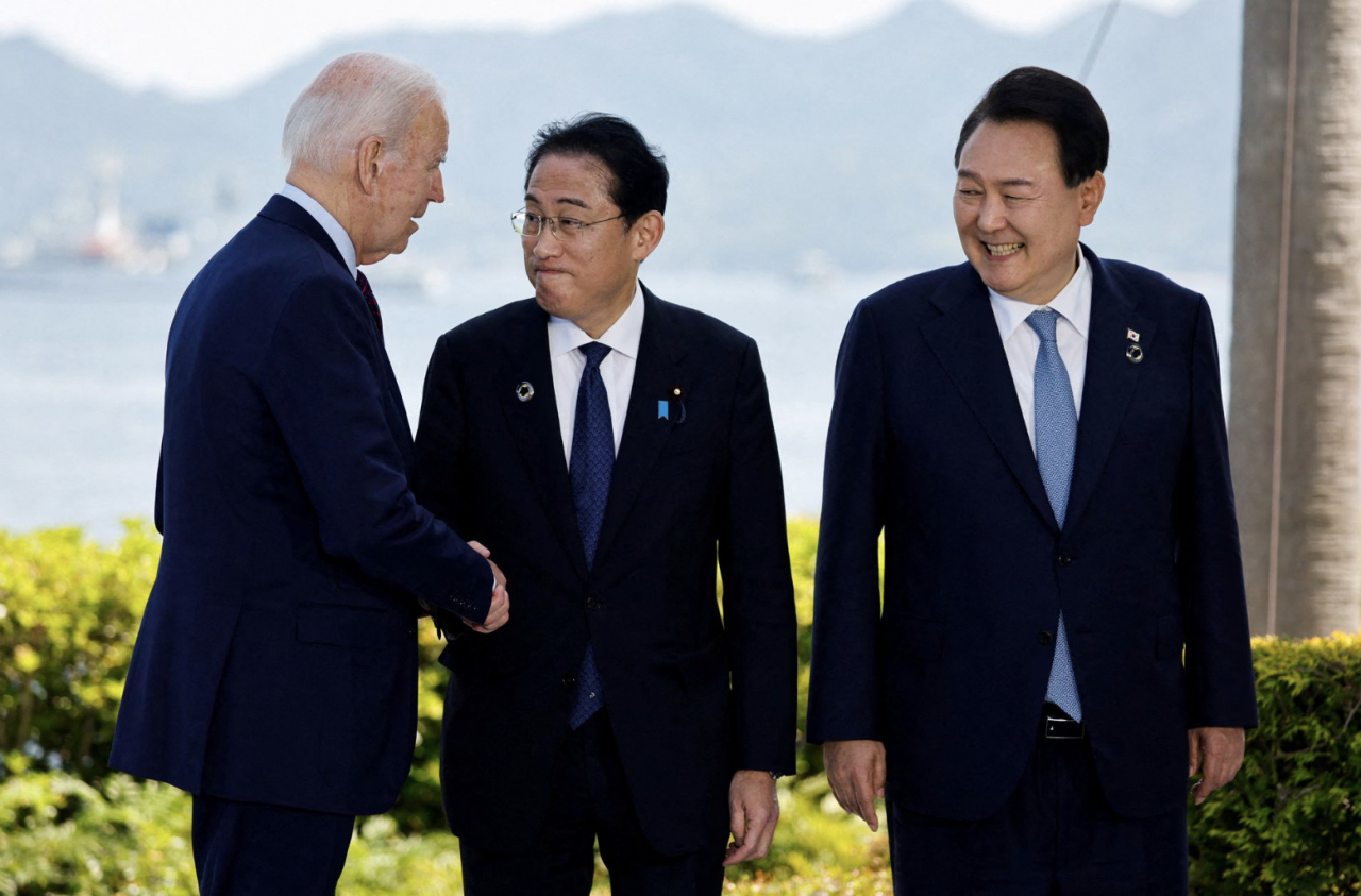 윤석열 대통령과 조 바이든 미국 대통령, 기시다 후미오 일본 총리가 지난달 일본 후쿠시마 주요7개국(G7) 정상회의에서 사진 촬영 전 인사를 나누고 있다. [로이터]