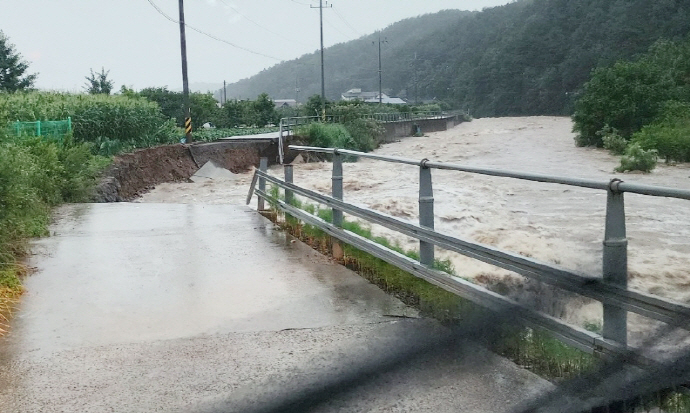 28일 오전 광주 북구 석곡동 석곡천 제방 일부가 불어난 물로 유실됐다.[연합]