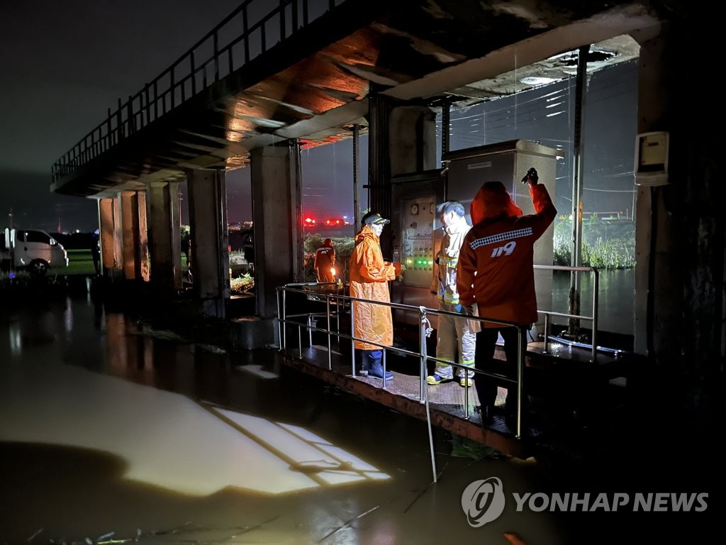 호우 특보가 발효된 지난 27일 오후 전남 함평군 엄다면 송로리 일대에서 60대 여성이 실종돼 소방 당국이 수색 작업을 하고 있다. 2023.6.28 [연합]