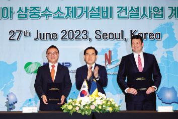 이창양(가운데) 산업통상자원부 장관이 27일 오후 서울 포시즌스호텔에서 열린 루마니아 원전 삼중수소제거설비 건설 계약식에서 계약서에 서명한 황주호 한국수력원자력 사장(왼쪽), 코스민 기처 루마니아 원자력공사(SNN) 사장과 기념촬영을 하고 있다. [연합]