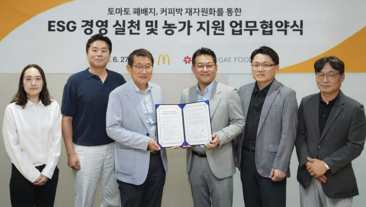 한국맥도날드와 신세계푸드가 27일 서울 종로구 한국맥도날드 본사에서 자원순환 업무 협약을 맺었다. 왼쪽부터 한국맥도날드 SCM의 김안나 과장·하만기 이사·김한일 전무, 신세계푸드 식품유통본부의 곽정우 전무·민중식 상무·임형섭 상무. [한국맥도날드 제공]