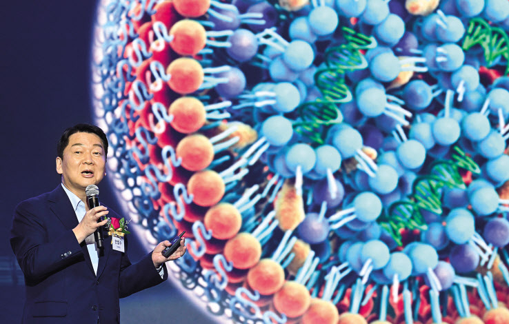 안철수 국회의원이 ‘이노베이트 코리아 2023’에서 ‘세계를 변화시키는 3대 패러다임’이라는 주제로 강연하고 있다. 대전=이상섭 기자