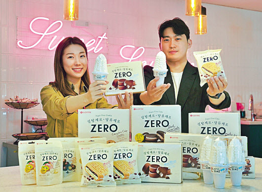 모델들이 무설탕 디저트 브랜드 ‘제로(ZERO)’를 선보이고 있다. [롯데웰푸드 제공]