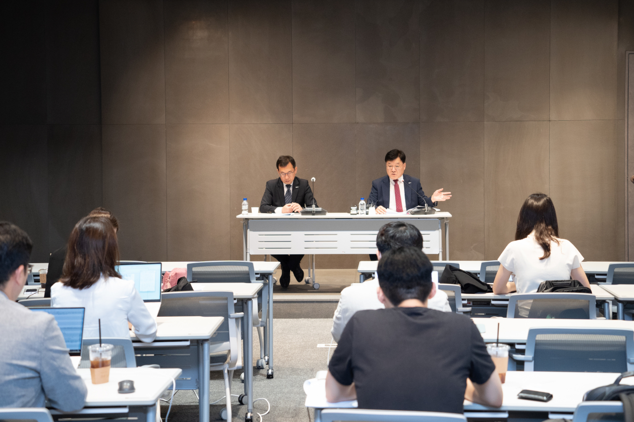 정만기(오른쪽) 무역협회 부회장이 지난달 열린 기자간담회에서 모두발언을 하고 있다. [무역협회 제공]