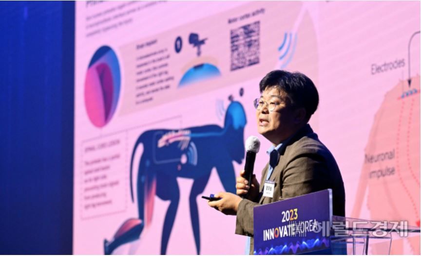 정재승 KAIST 교수가 지난 27일 대전 카이스트(KAIST) 류근철 스포츠컴플렉스에서 열린 ‘이노베이트 코리아 2023’에서 ‘뇌과학이 선사할 우리의 미래’에 대해 강연하고 있다. 대전=임세준 기자