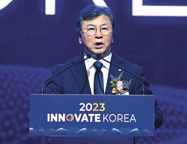김복철 국가과학기술연구회 이사장이 ‘이노베이트코리아 2023’에서 축사를 하고 있다. 대전=임세준 기자