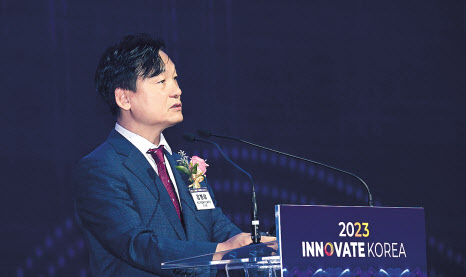 강병삼 연구개발특구진흥재단 이사장이 ‘이노베이트코리아 2023’에서 축사를 하고 있다.대전=이상섭 기자