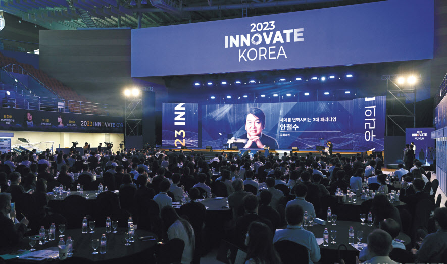 이른 시간부터 재계·학계·정계 주요 관계자는 물론, 직장인이나 대학생 등까지 총 800여명에 이르는 참석자들이 행사장을 가득 채웠다.