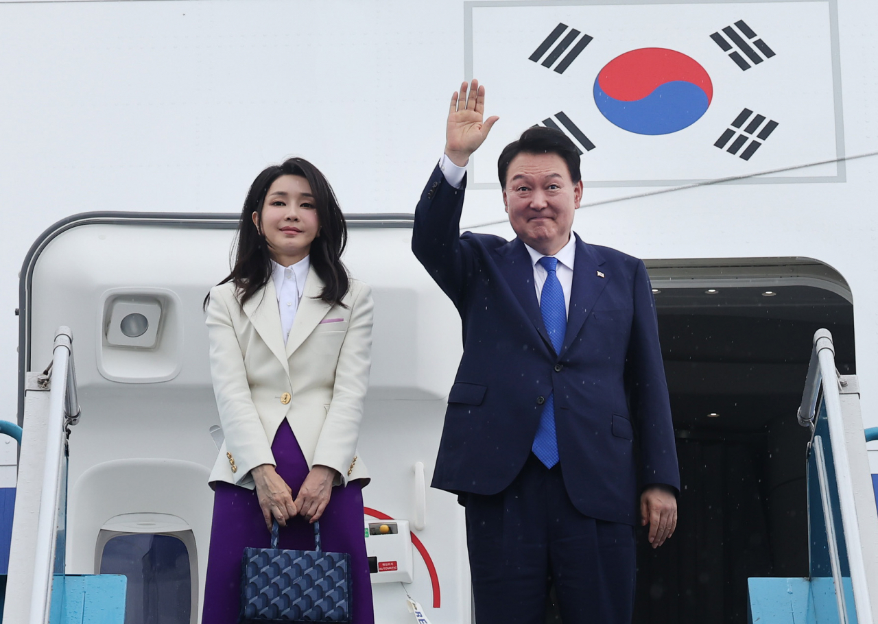 프랑스 국제박람회기구(BIE) 총회와 베트남 국빈 방문을 마친 윤석열 대통령과 김건희 여사가 24일(현지시간) 하노이 노이바이 국제공항에서 귀국길에 오르며 공군 1호기에 탑승해 손을 들어 인사하고 있다. [연합]