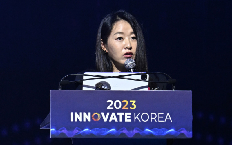 윤송이 엔씨소프트 사장이 지난 27일 대전 카이스트(KAIST) 류근철 스포츠컴플렉스에서 열린 ‘이노베이트 코리아 2023’에서 ‘AI와 공존하는 가장 인간적인 미래’라는 주제로 강연하고 있다. 대전=임세준 기자