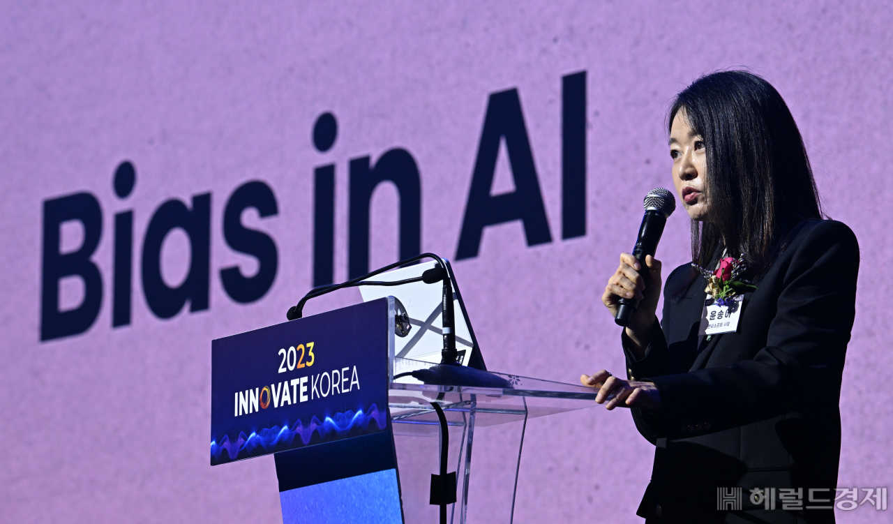 윤송이 엔씨소프트 사장이 지난 27일 대전 카이스트(KAIST) 류근철 스포츠컴플렉스에서 열린 ‘이노베이트 코리아 2023’에서 ‘AI와 공존하는 가장 인간적인 미래’라는 주제로 강연하고 있다. 대전=임세준 기자