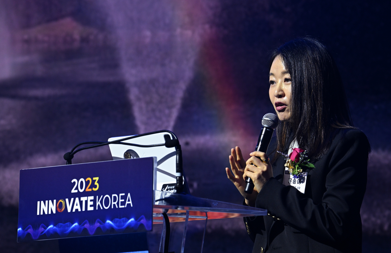 국내 최대 규모의 ICT·과학 행사 ‘이노베이트 코리아 2023’가 27일 대전 카이스트(KAIST) 류근철스포츠컴플렉스에서 열렸다. 윤송이 엔씨소프트 사장이 강연을 하고 있는 모습. [사진=임세준 기자]