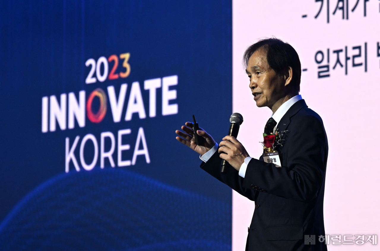 이광형 KAIST 총장이 지난 27일 대전 카이스트(KAIST) 류근철 스포츠컴플렉스에서 열린 ‘이노베이트 코리아 2023’에서 ‘AI 시대 휴머니즘과 우리의 전략’이라는 주제로 강연하고 있다. 대전=임세준 기자