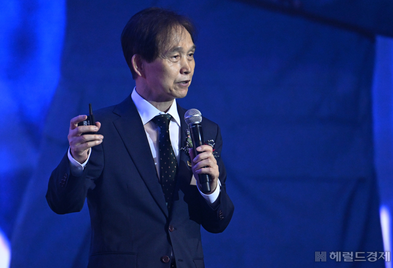 이광형 KAIST 총장이 지난 27일 대전 카이스트(KAIST) 류근철 스포츠컴플렉스에서 열린 ‘이노베이트 코리아 2023’에서 ‘AI 시대 휴머니즘과 우리의 전략’이라는 주제로 강연하고 있다. 대전=임세준 기자