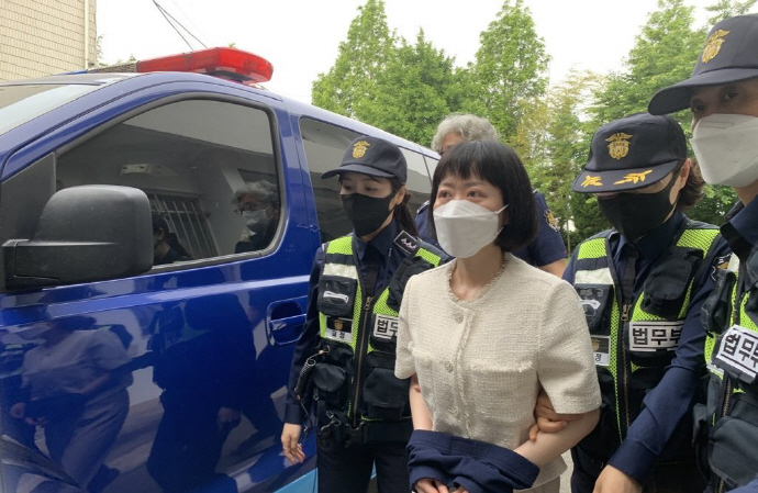 친부 살해 혐의를 받는 무기수 김신혜[연합]
